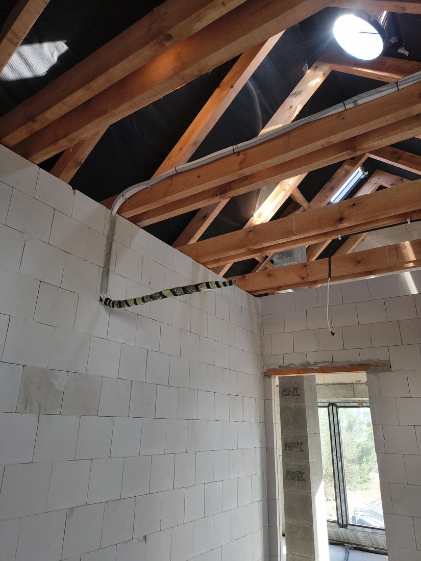Instalacja klimatyzacji poprowadzona przez poddasze domu w budowie